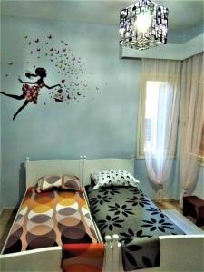 1 dormitorio con una calcomanía de sirena en la pared en G & G guesthouse II en Edessa