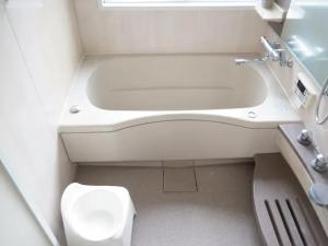 a small bathroom with a tub and a toilet at commun ryogoku - Vacation STAY 97137v in Tokyo