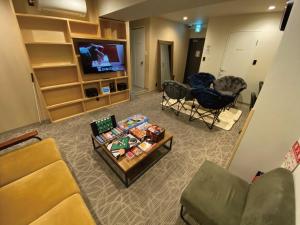 東京的住宿－commun ryogoku - Vacation STAY 96357v，客厅配有沙发、椅子和电视
