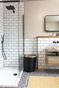 uma casa de banho com um chuveiro e um lavatório. em Plymouth Barbican boutique luxury Apartment em Plymouth