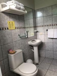 A bathroom at Amotape Comfort