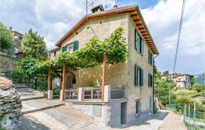 ein Haus mit Reben, die seitlich angebaut werden in der Unterkunft Casa Andrea in Culla