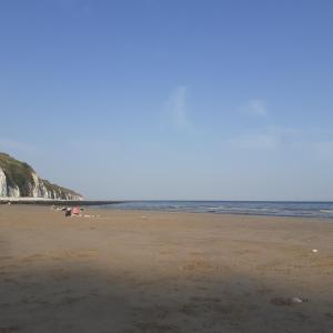 een strand met mensen op het zand bij The Holly & Ivy in Bridlington