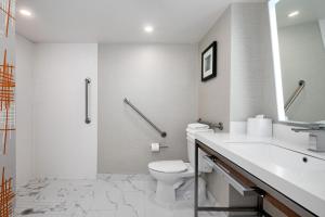 biała łazienka z toaletą i umywalką w obiekcie Crowne Plaza Toronto Airport, an IHG Hotel w mieście Toronto