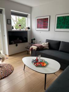 uma sala de estar com um sofá e uma mesa em Nice apartment in the middel of Tórshavn em Tórshavn
