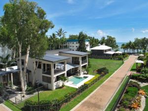 Clifton Beach Holiday Villas في كليفتون بيتش: اطلالة جوية على منزل مع مسبح
