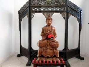 una estatua de una mujer sentada en un taburete en Casa Petunia Pousada Boutique, en Salvador