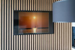 Televízia a/alebo spoločenská miestnosť v ubytovaní Apartament Nadmotławie 115