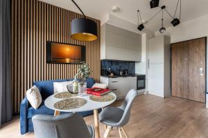 Televízia a/alebo spoločenská miestnosť v ubytovaní Apartament Nadmotławie 115
