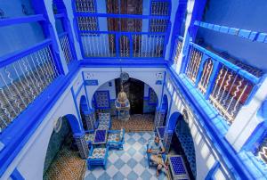 una vista sul soffitto di un edificio con pareti bianche e blu di Riad Mauritania a Chefchaouen