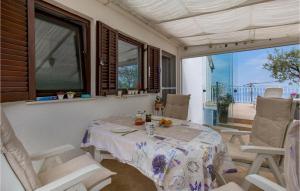 ein Esszimmer mit einem Tisch und Stühlen auf dem Balkon in der Unterkunft Stunning Home In Veprinac With Wifi in Veprinac