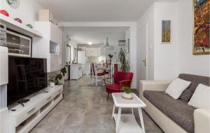 ein Wohnzimmer mit einem Sofa und einem Tisch in der Unterkunft Stunning Home In Veprinac With Wifi in Veprinac