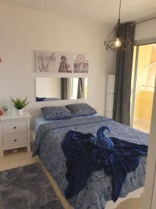 Een bed of bedden in een kamer bij Preciosas habitaciones en la casa de May