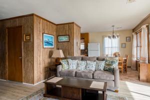 Posezení v ubytování Statehouse by Oak Island Accommodations