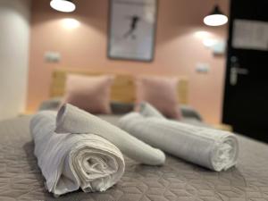Łóżko lub łóżka w pokoju w obiekcie OPERA ROOMS