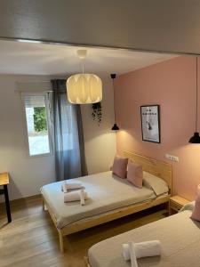 Łóżko lub łóżka w pokoju w obiekcie OPERA ROOMS