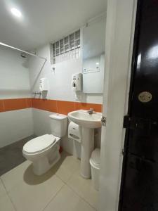 Koupelna v ubytování Lindos apartaestudios y habitaciones en Ibague