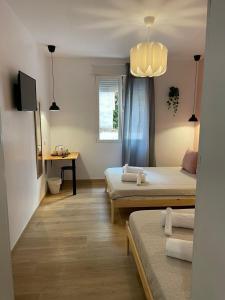 Łóżko lub łóżka w pokoju w obiekcie OPERA ROOMS