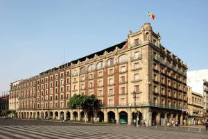 un grand bâtiment sur le côté d'une rue dans l'établissement Best Western Majestic, à Mexico