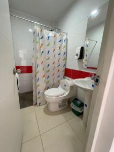 Ein Badezimmer in der Unterkunft Lindos apartaestudios y habitaciones en Ibague