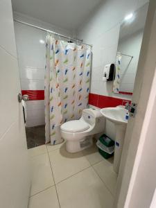 Koupelna v ubytování Lindos apartaestudios y habitaciones en Ibague