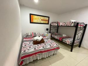 um quarto com 2 beliches num quarto em Lindos apartaestudios y habitaciones en Ibague em Ibagué