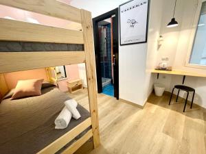 Łóżko lub łóżka w pokoju w obiekcie OPERA ROOMS