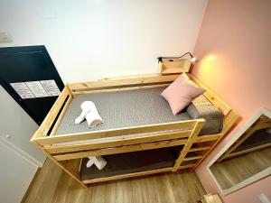 Łóżko lub łóżka w pokoju w obiekcie OPERA ROOMS
