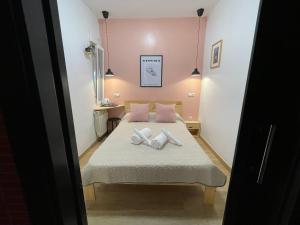 Łóżko lub łóżka w pokoju w obiekcie OPERA ROOMS