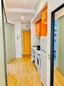 a kitchen with a washer and dryer at MADRID CENTRO - CALLAO - GRAN VIA - MUY CENTRICO in Madrid