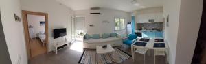a room with a kitchen and a living room at Apartman Aquarelle in Kumbor