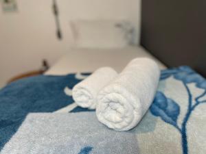 Ein Stapel Handtücher liegt auf einem Bett. in der Unterkunft Studio House in São Paulo