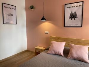 Łóżko lub łóżka w pokoju w obiekcie OPERA ROOMS