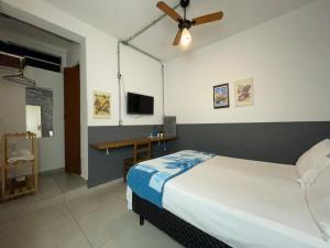 1 dormitorio con 1 cama y ventilador de techo en Studio House Hotel en São Paulo