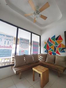 Posezení v ubytování One Hostel - El Nido