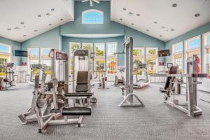 Ocean ViewにあるBayside at Bethany Lakes #143のジム(複数のトレッドミル、マシン付)