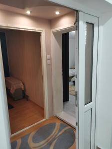 eine Tür, die in ein Zimmer mit einem Schlafzimmer führt in der Unterkunft Vila Ivana 