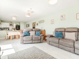 a living room with two chairs and a couch at Kingfisher Lodge in Leven