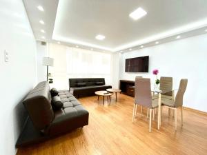a living room with a black couch and a table at ItsaHome Apartments - Torre Seis in Quito