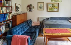 3 Bedroom Awesome Home In Vxj في فاكخو: غرفة معيشة مع أريكة وطاولة