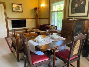 sala de estar con mesa de comedor y sillas en Lottie’s Bed & Breakfast at Fielderberry Farm, en Cockatoo