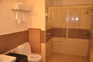 Um banheiro em Hotel SMS Grand Inn