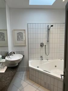 Uma casa de banho em Nice Hotel