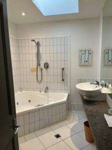 Bilik mandi di Nice Hotel +22 gambar