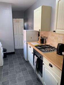 Η κουζίνα ή μικρή κουζίνα στο Ovington Grove 1 free parking fully equipped kitchen 3 bedrooms Netflix +27 φωτογραφίες