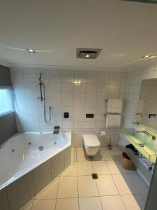 Uma casa de banho em Nice Hotel