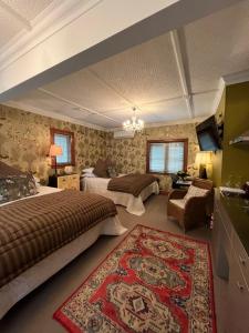 um quarto com 2 camas e um tapete em Nice Hotel em New Plymouth