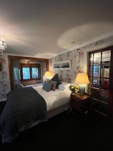 Uma cama ou camas num quarto em Nice Hotel