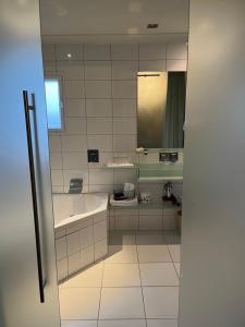 Uma casa de banho em Nice Hotel