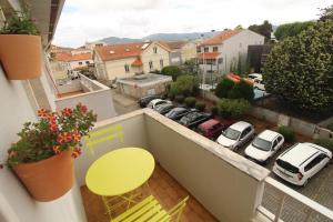 Il dispose d'un balcon avec vue sur un parking avec des voitures. dans l'établissement Retorta do Pico - Alojamento Local, à Caminha